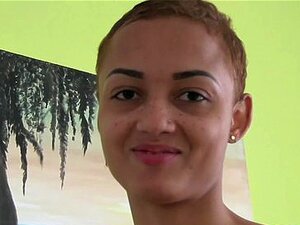 Amateur ébène aux cheveux courts baisée en POV