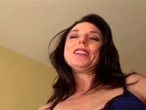 Karen Cougar suce des bites. On a cette mature Karen Cougar en petites