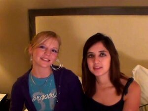 Deux nanas chaudes perdent à Game Of Strip Poker