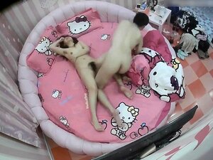 Une petite asiatique se fait doigter et baiser sa pêche poilue