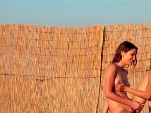 Des filles solitaires mangent des chattes scintillantes. Des filles