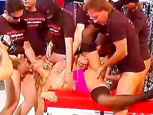 Elle est experte en sexe de groupe