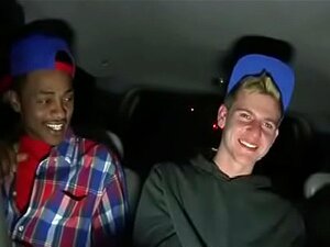 Petit garçon gay blanc baisé par une énorme bite noire 25
