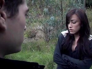 Découvrez le charme séducteur de Jennifer White, la reine du