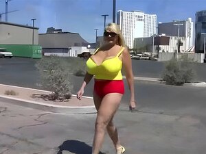 la reine kayla kleevage