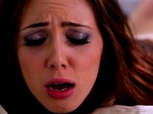 Angela White domine le corps chaud de Jenna Sativa