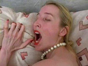 Grande blonde mature avec un nouveau garçon. Grande blonde mature