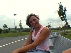 Joie orale publique chaude et sauvage