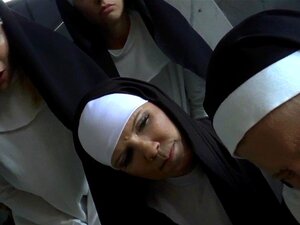 Bdsm lesbiennes cul. Bdsm lesbo suce un jouet pendant le cul de ses