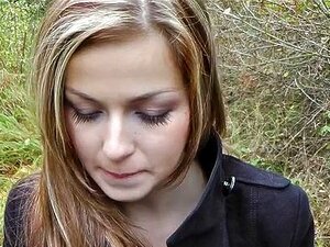 Regardez une beauté blonde sexy donner une pipe sensuelle en public