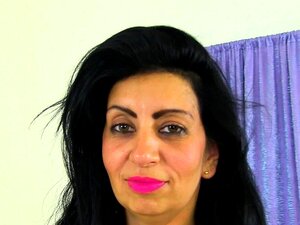 La milf anglaise CandyLips donne du plaisir à sa chatte mature en