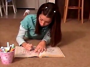 Plaisir de devoirs coquin, la mignonne Chloe enlève sa culotte et