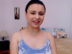 La beauté brune douce montre ses seins souples. Cette nana est douce