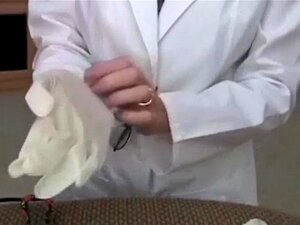 Une GILF amateur baise son docteur