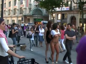 La salope latina brune aux gros seins Yoha Galvez nue se promenait