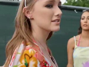 Le propriétaire de la maison baise une mignonne intruse en bikini en