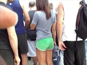 Jolie fille avec un cul en short vert