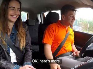 Mignonne maigre enculée à la gorge avec de petits seins mais une