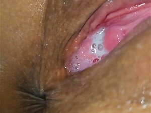 Femme éjacule sur la manche de la grosse bite