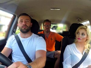 Fake Driving college Sexy blonde chic à gros seins suce et baise dans
