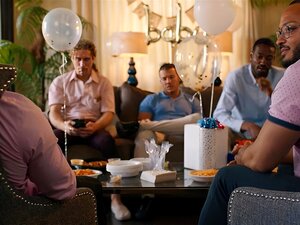 La femme sexy Casey Calvert aime la double pénétration brutale et le