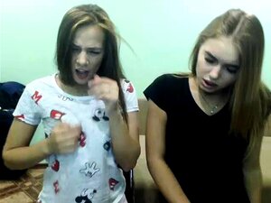Regardez ces deux blondes se déchaîner sur webcam! Elles vous feront
