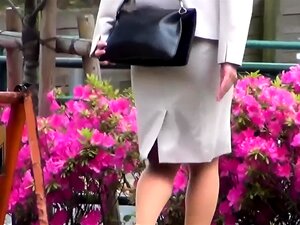 Des nanas japonaises chics pissent et se font espionner