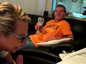  Une Femme Allemande Baise un Livreur frais et un Mari Cocu Regardent 