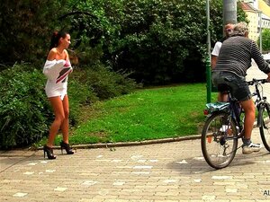 brune nue en public