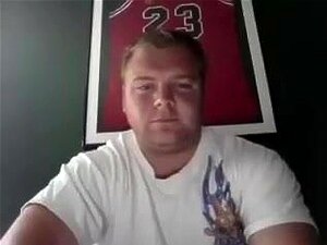 Un bel homosexuel s'amuse dans la chambre d'amis et se commémore sur