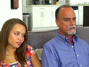 Cette brune coquine désire le toucher d'un grand-beau-beau-beau-père