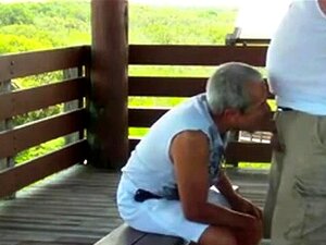 Une ronde baise son grand-père dans la rue