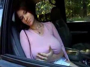 Anna Song joue avec elle-même dans la voiture