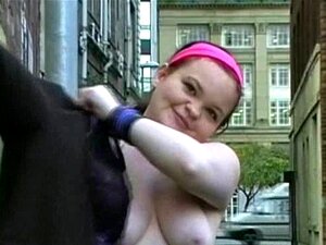 Les anges BBW amateurs sous la jupe se masturbent en voyeur dans les