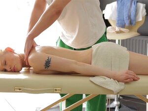 Un massage chaud rend la mignonne Tori en redemander. Tu peux dire que