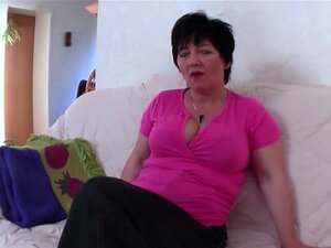 Une matrone allemande se fait éjaculer sur les seins après une baise