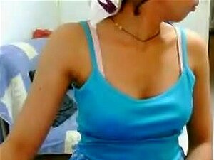 Petite indienne se frotte la chatte devant la caméra, cette mignonne