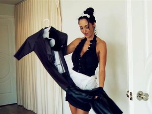 Gros seins en uniforme : Bonne pour baiser. Ava Addams, Johnny Sins,