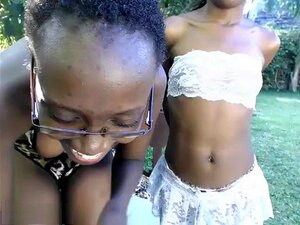 Ebony Girls se déshabille pour la caméra