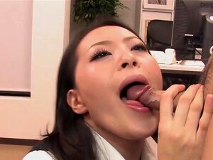 Mai Mizusawa a avalé une bite raide. Elle lui a fait une belle