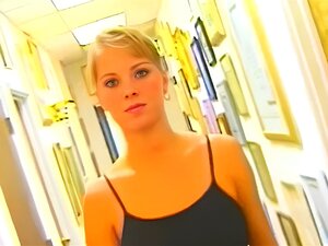 Découvrez l'érotisme envoûtant de Jennifer Avalon alors qu'elle