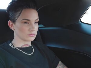 Une nonne amoureuse anale se fait baiser par un prêtre dans le bureau