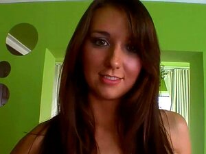 Adorable Katie gargouille du sperme chaud. Une magnifique brune se