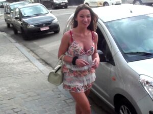 Julie, salope belge montante, exhibe sa chatte dans la rue