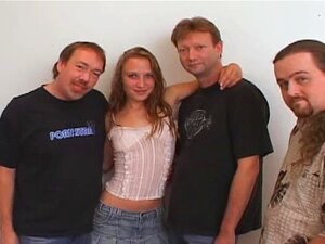 Une nana super chaude rockeuse se fait remplir trois trous de sperme