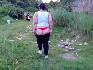 Baiser ma femme sur le terrain. S'évader avec la moto en phase de