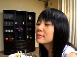 Konomi Sakura lèche le trou du cul de son pote et se fait baiser par