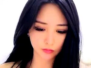 Une fille asiatique gémit fort en se masturbant en direct sur webcam