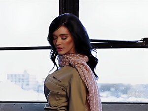 La MILF sexy aux gros seins incroyables Morgan Hovanek secouait son