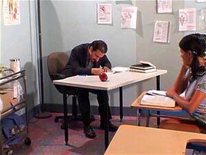 Le prof fait face à l'élève